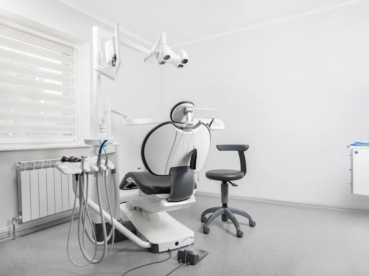 Habibler Clinic’te doğal ışıkla aydınlanan tedavi odası
