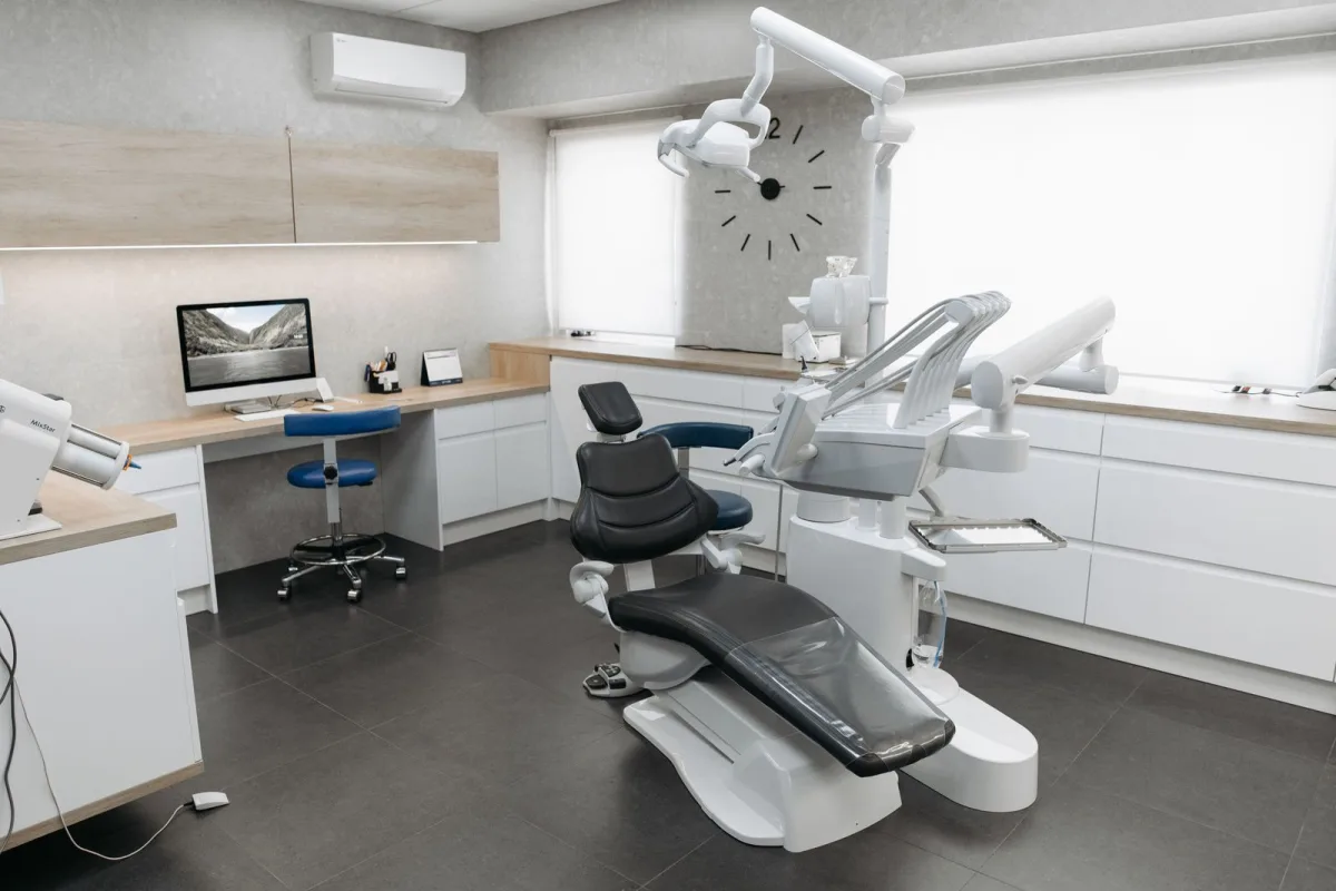 Habibler Clinic tedavi odası — pencereli, aydınlık ünit